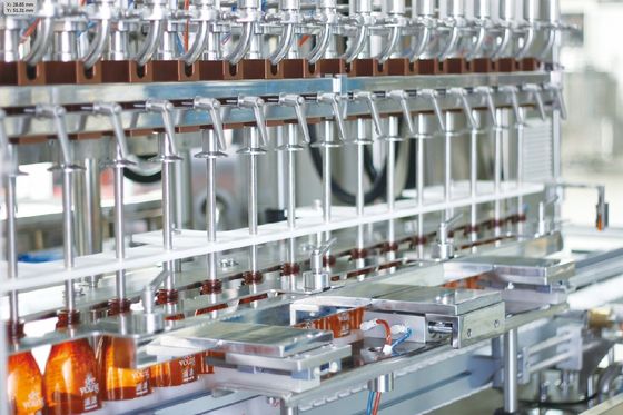 La línea de alta velocidad de la operación una cubre clases de productos que llenan la máquina que capsula