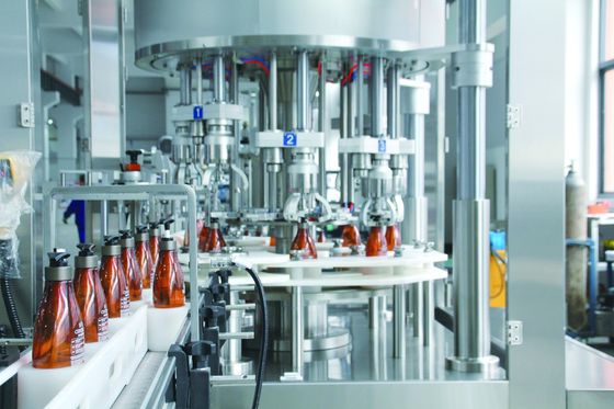Máquina que capsula plástica del tornillo de botella de la CA 380V 50HZ