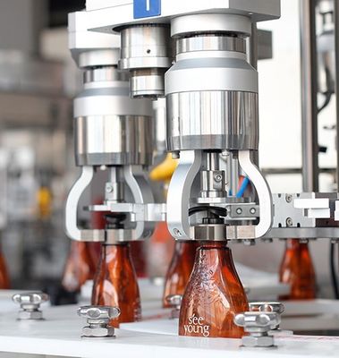 Máquina que capsula de la botella del champú del pelo de la loción de la bomba cónica del dispensador con el sistema del duende malicioso