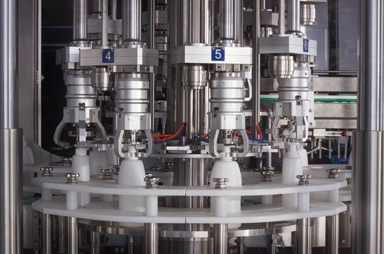 Botellas del máximo 2500/horas de cabezas multi que llenan la máquina que capsula