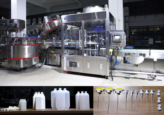 La mano que esteriliza se gelifica la capsuladora líquida de la botella