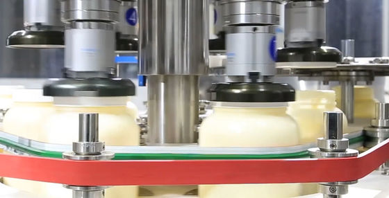 Relleno del aliño de ensaladas de la mayonesa y máquina que capsula alrededor de capsular del casquillo