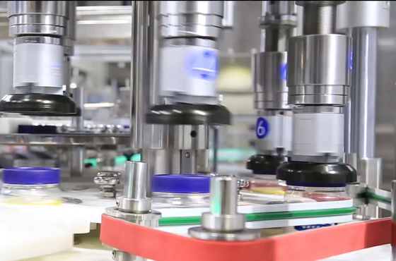 Relleno del aliño de ensaladas de la mayonesa y máquina que capsula alrededor de capsular del casquillo