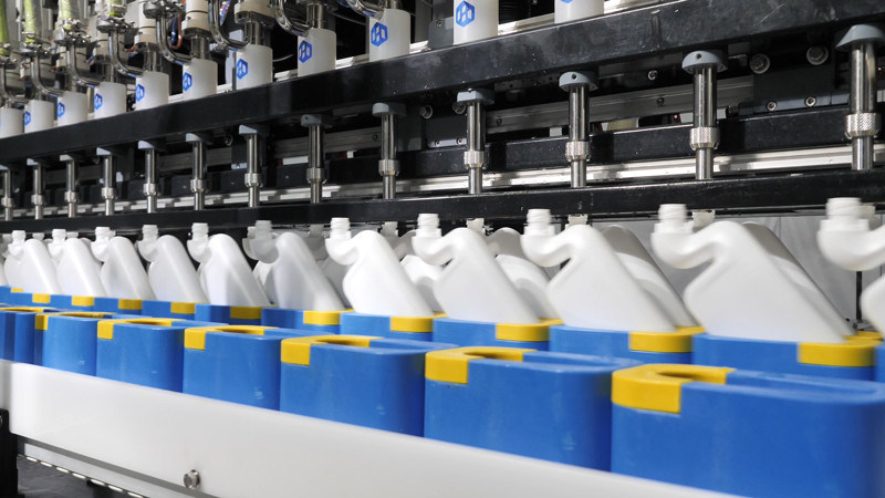 máquina que capsula de la botella 5000bph para el agua de la desinfección, línea del relleno del líquido de la limpieza del retrete, capsulando y atornillando en una